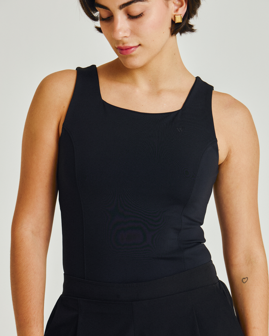 Detalhe do tecido Nakay e acabamento do Top Tank French feminino