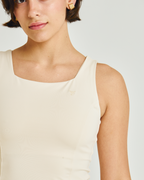 Detalhe do tecido Nakay e acabamento do Top Tank French feminino
