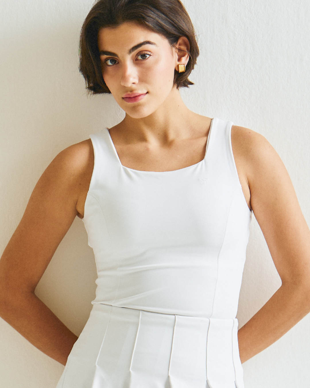 Top Tank French feminino branco com decote reto e alças largas
